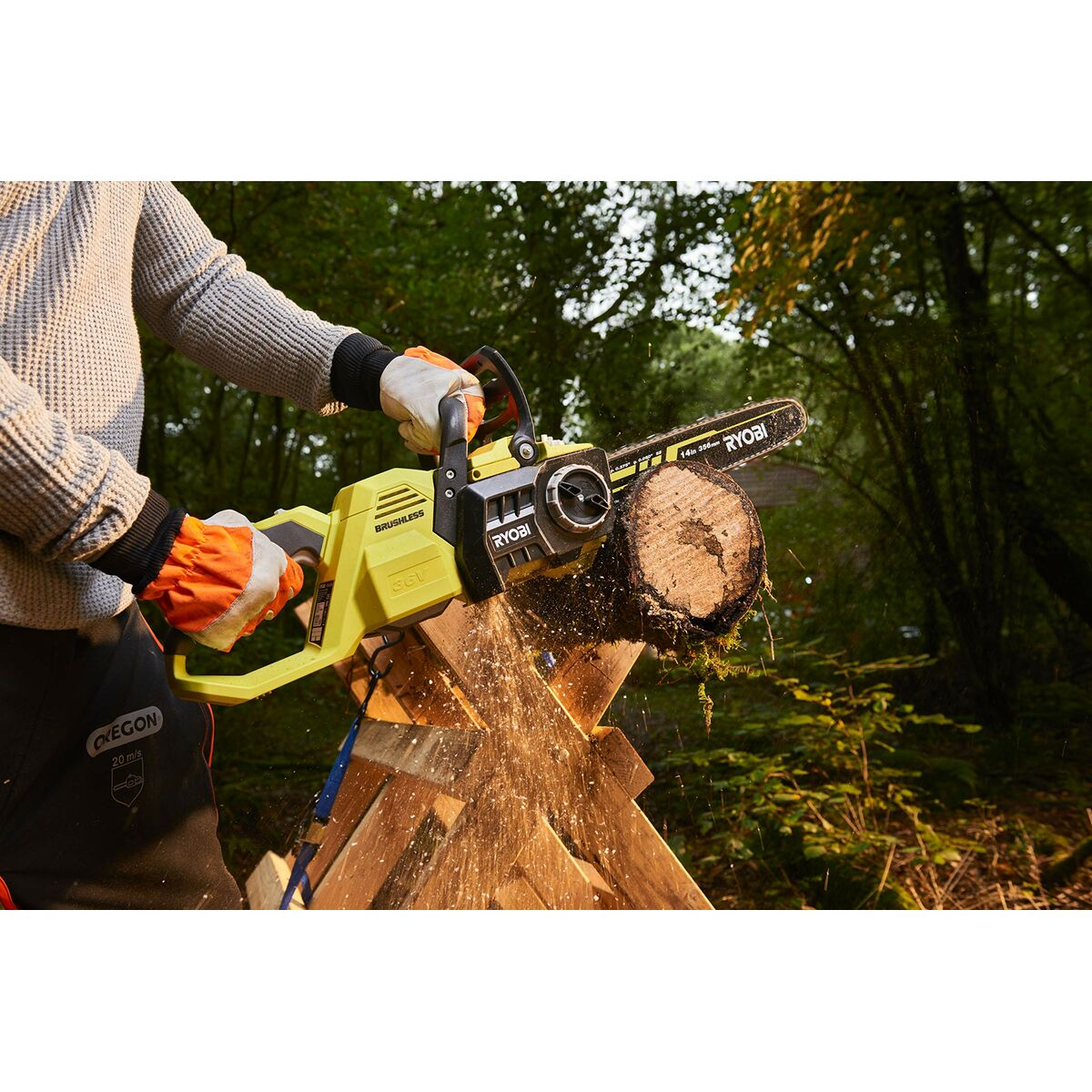 Person schneidet mit gelber Kettensäge Holz auf einem Sägebock im Wald.