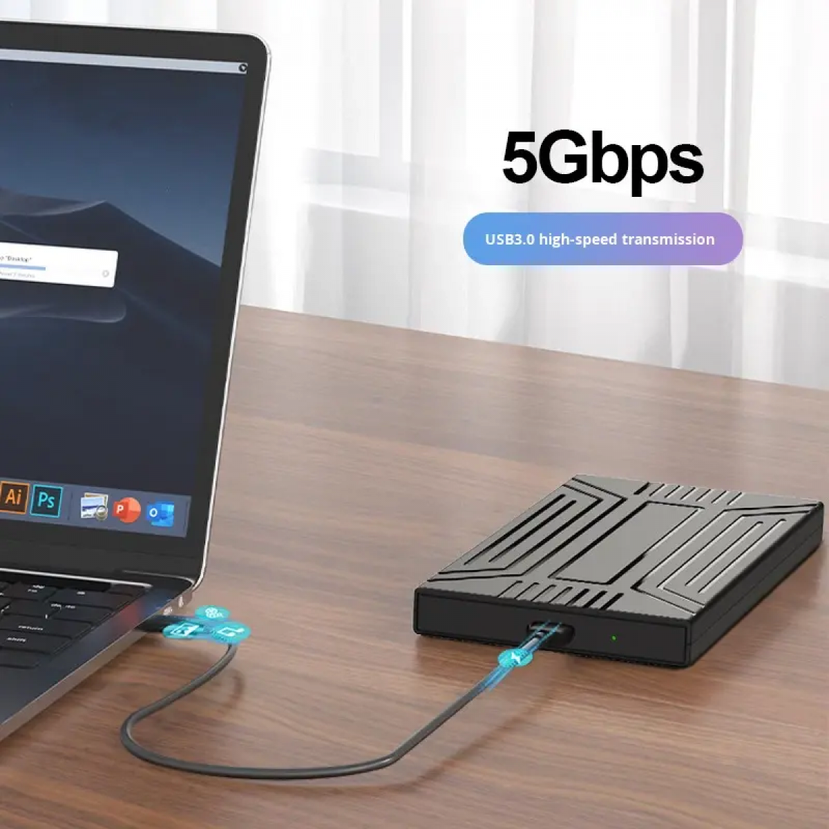 Ein Laptop ist über ein USB-Kabel mit einem schwarzen externen Laufwerk verbunden.