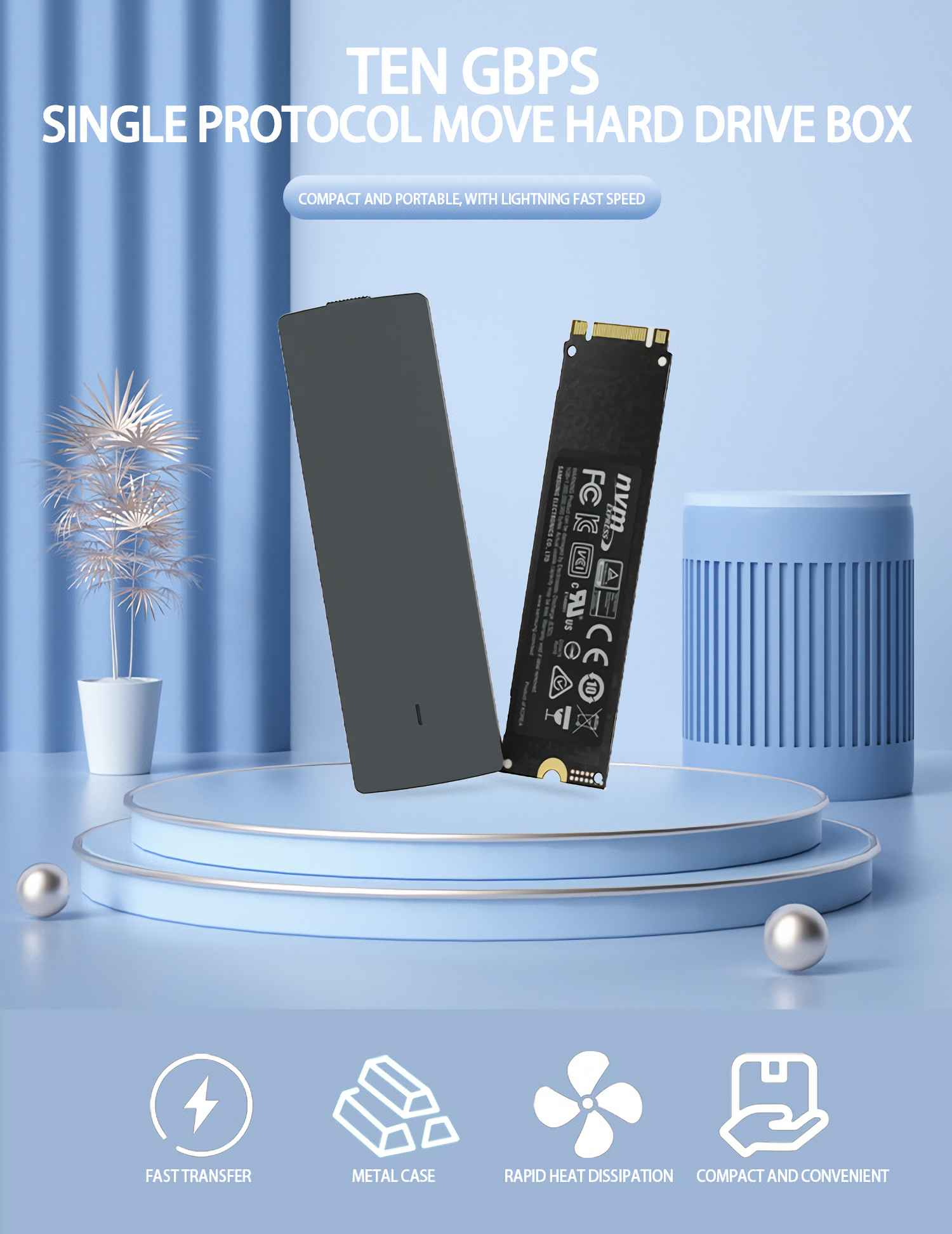 Ein graues Gehäuse und eine SSD auf einem Podest vor blauen Vorhängen.