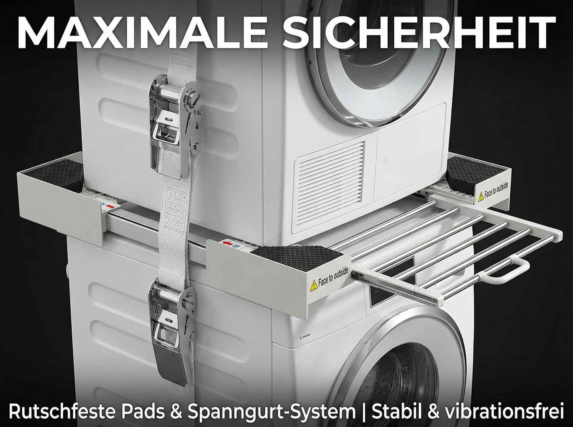 Zwei weiße Waschmaschinen sind übereinander gestapelt, mit einem Spanngurtsystem gesichert.