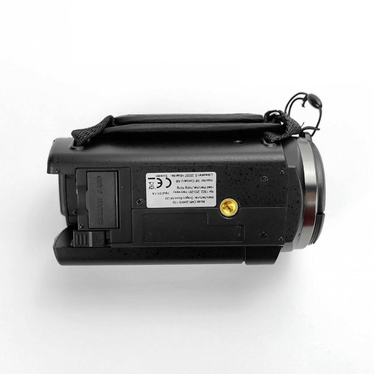 Czarna kamera z gniazdem na kartę pamięci i znakiem CE na białym tle.