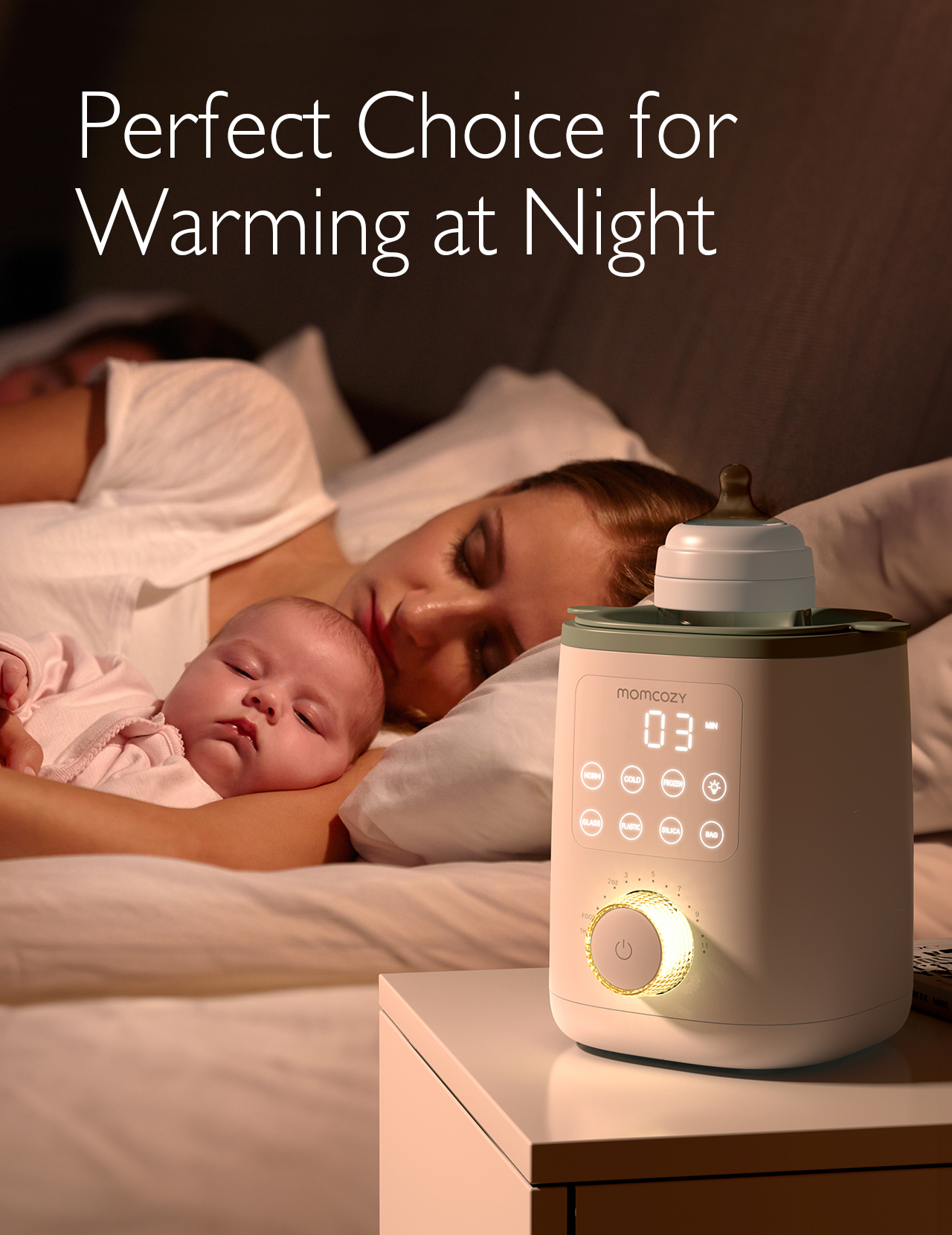 Eine Mutter schläft mit ihrem Baby, ein Flaschenwärmer steht daneben.