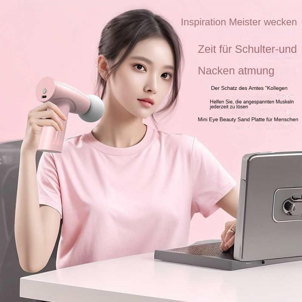 Eine Frau in einem rosa T-Shirt hält ein rosa Massagegerät neben einem Laptop.