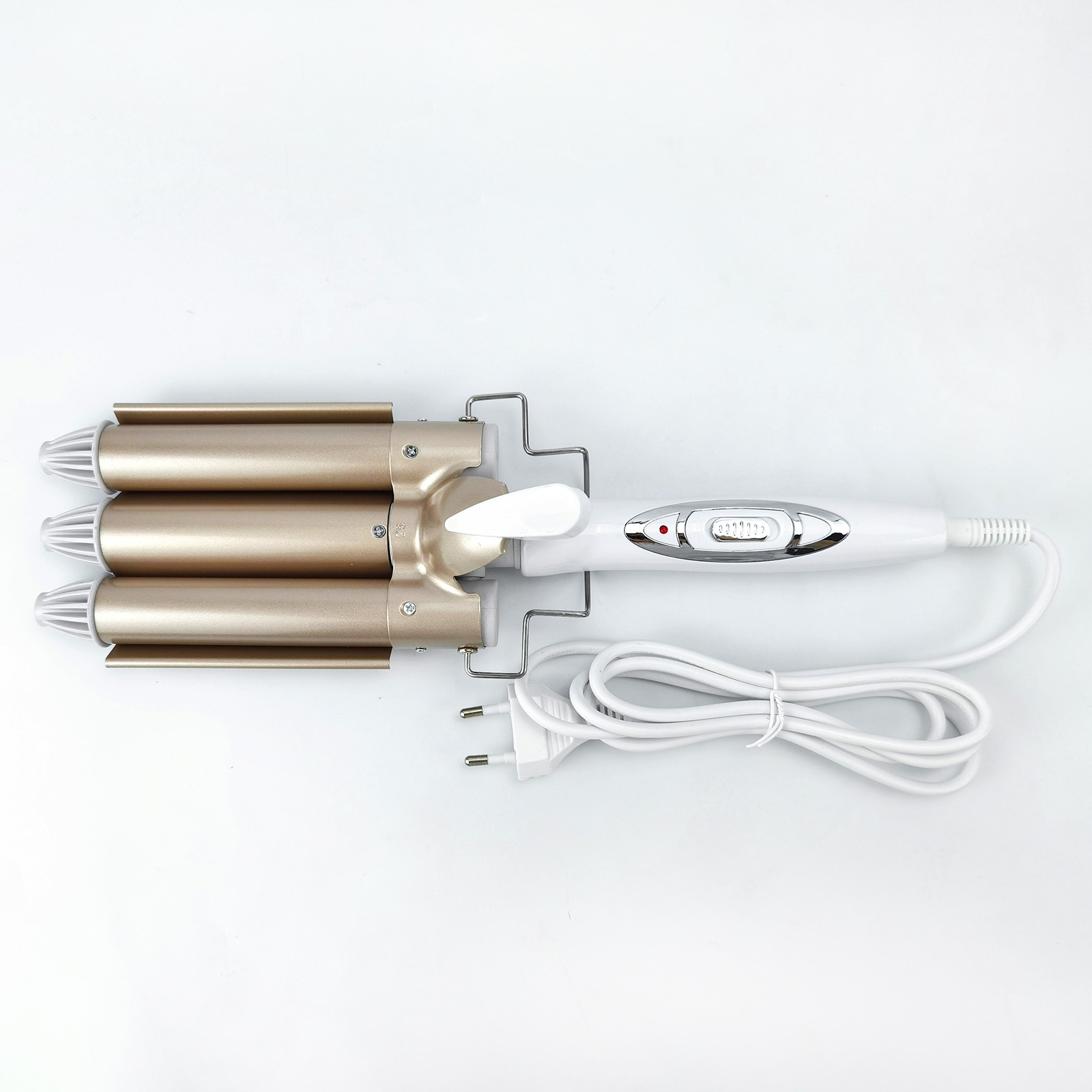 Złota falownica do włosów z trzema wałkami, białym uchwytem i kablem na białym tle.