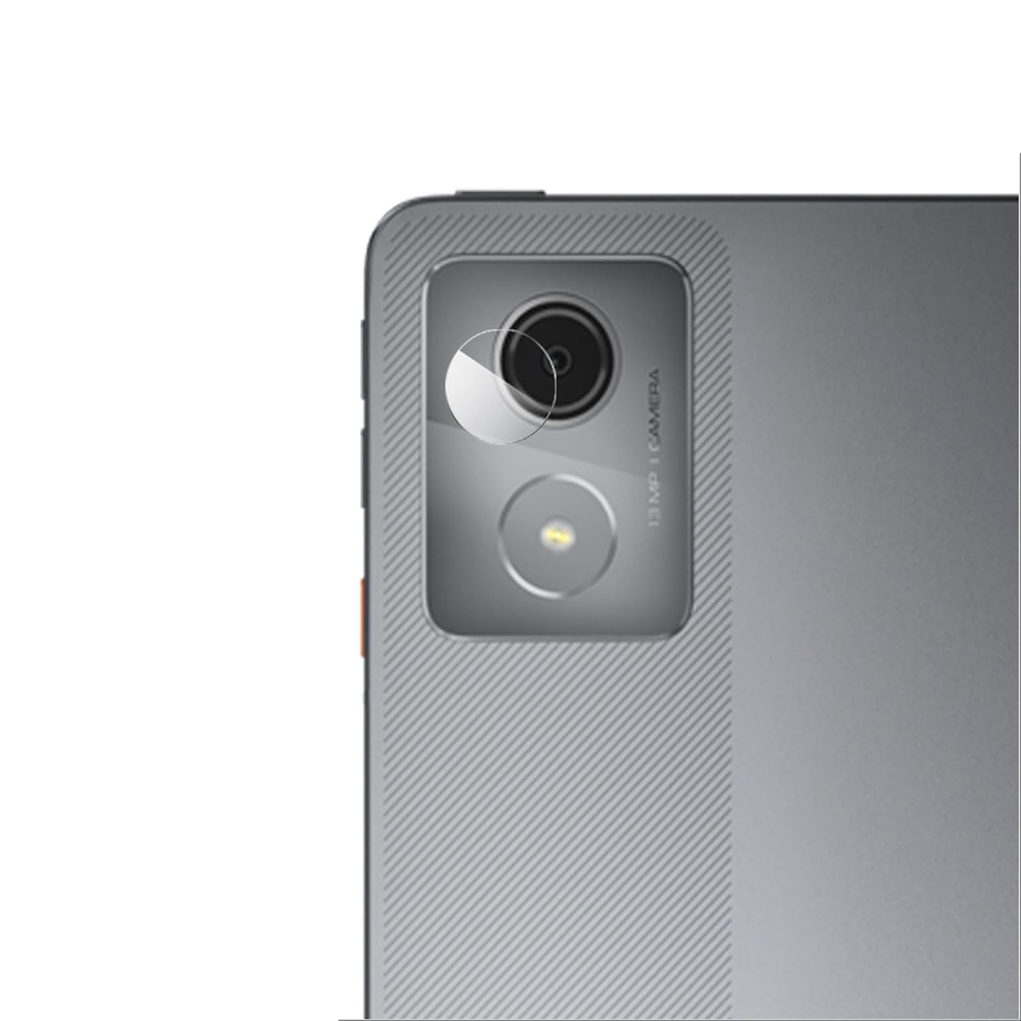 Primo piano del retro di uno smartphone grigio con obiettivo e flash.