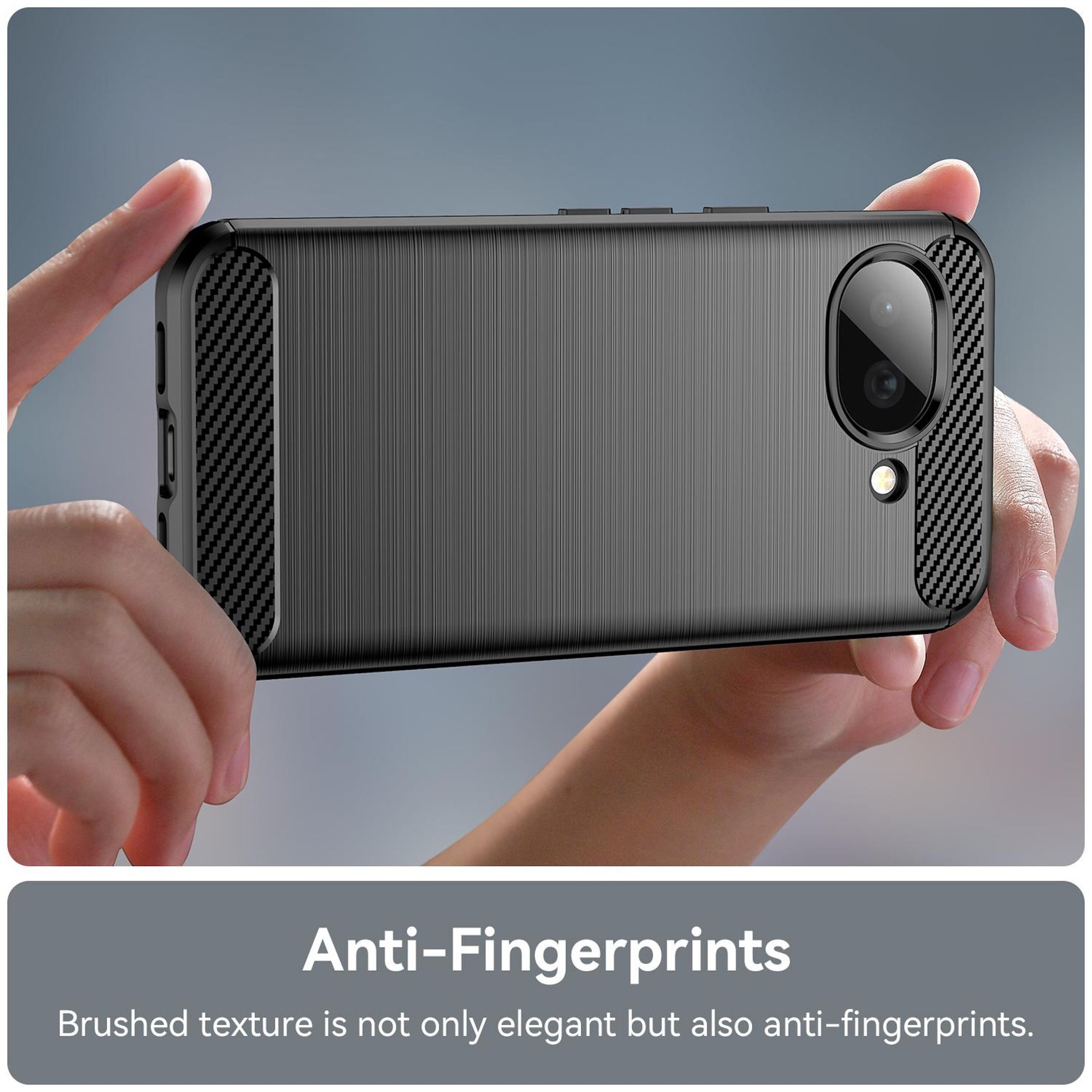 Eine Person hält ein dunkles Handy mit gebürsteter Textur und Carbonfasereinsätzen.