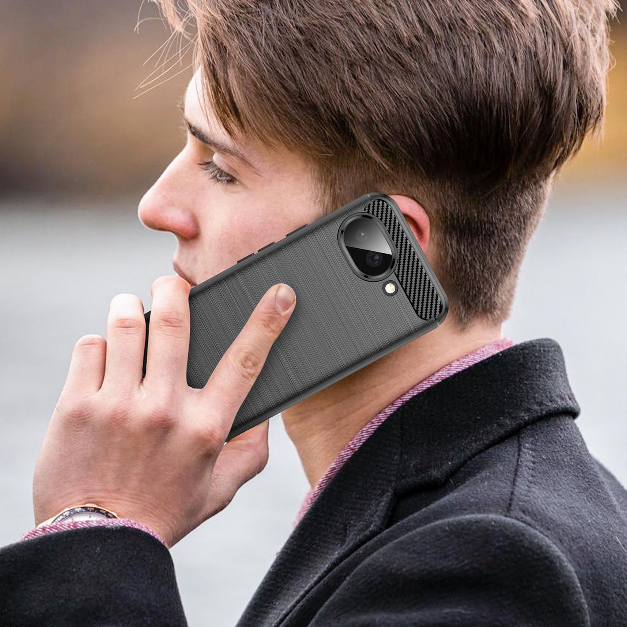 Mann telefoniert mit dunklem Handy-Schutz. Nahaufnahme.