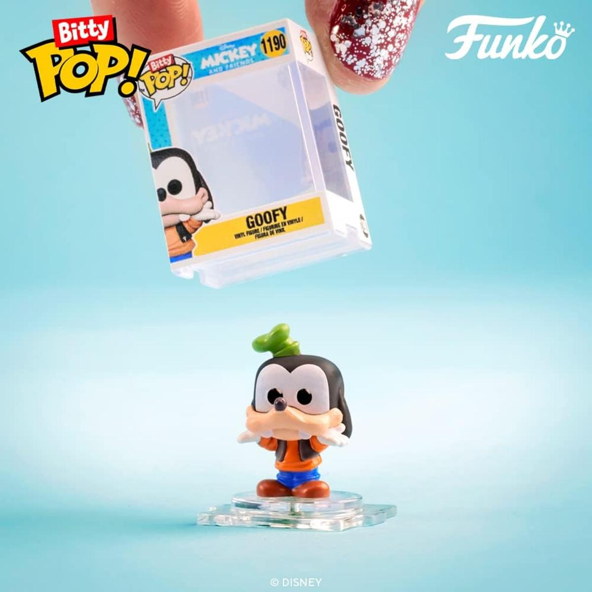 Una figura Funko Bitty Pop Goofy se muestra en un soporte transparente. Una caja transparente se sostiene arriba.