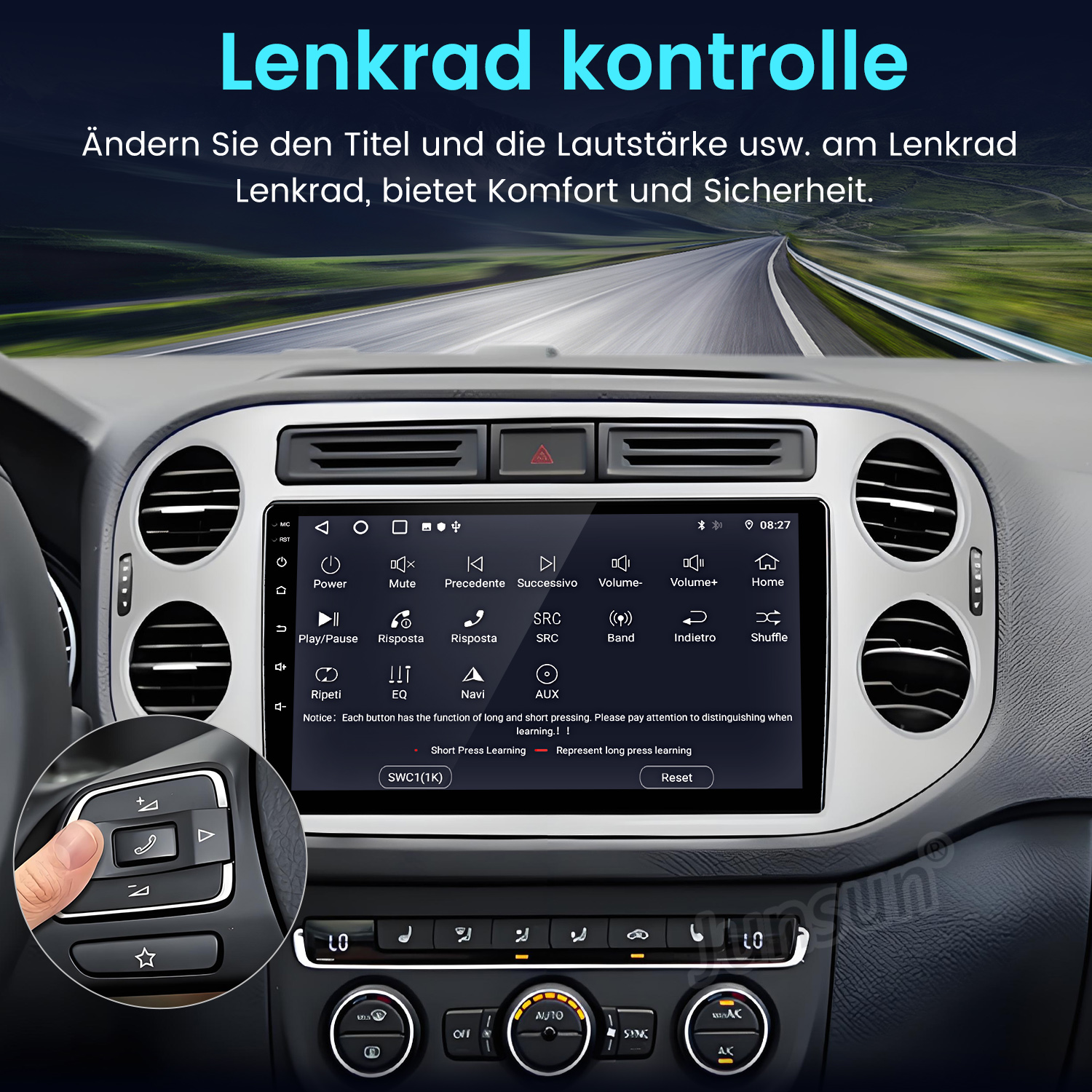 Eine Nahaufnahme eines Autoradios mit Lenkradsteuerung und einem Finger, der eine Taste drückt.