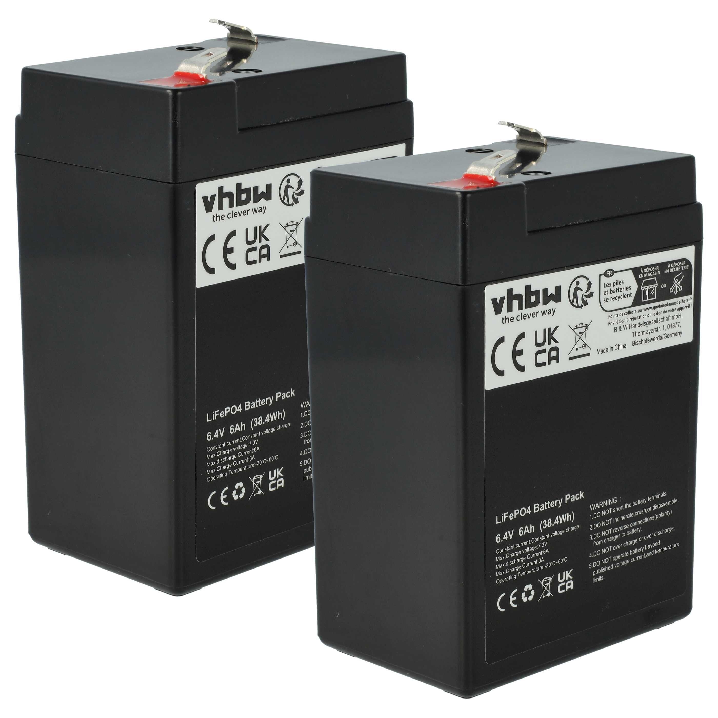 Zwei schwarze LiFePO4-Akkus, 6,4 V, 6 Ah, nebeneinander auf weißem Hintergrund.