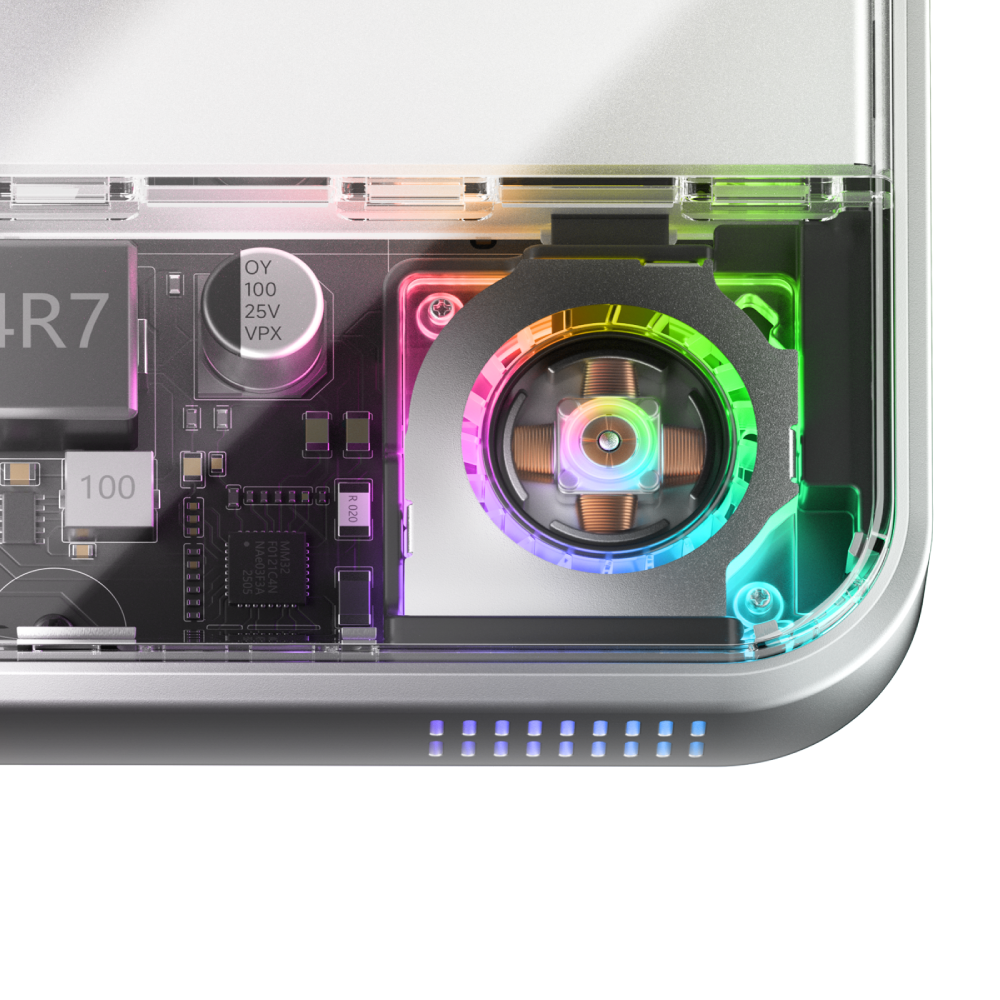 Gros plan du dos transparent d'un téléphone montrant un ventilateur et un éclairage RVB.