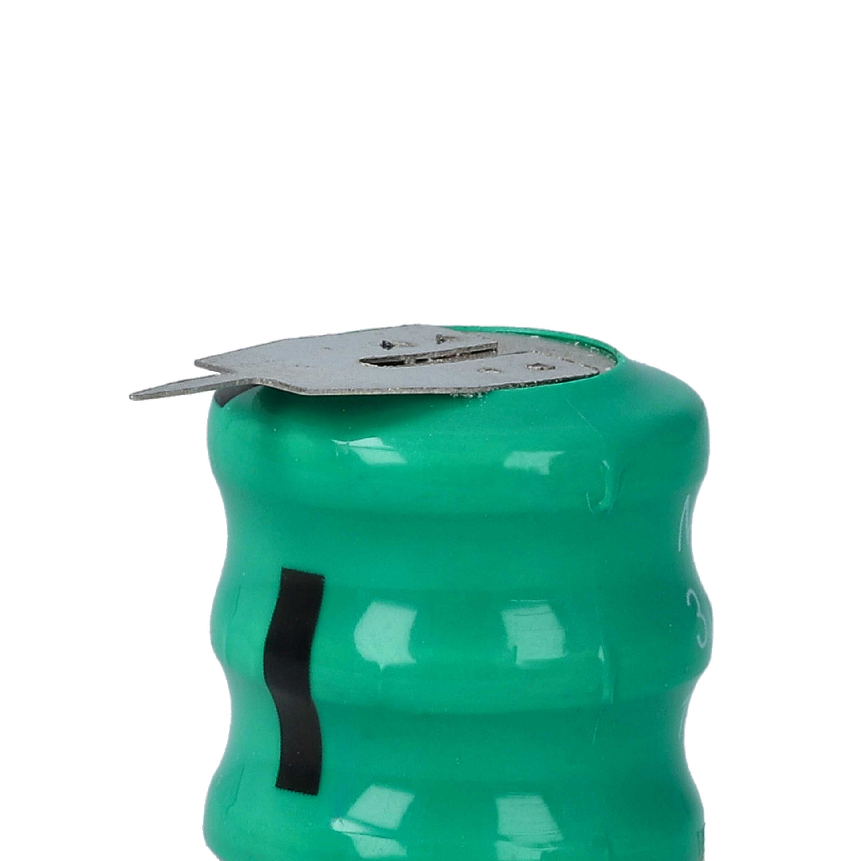 Grüne Batterie mit Metalllasche, Nahaufnahme, weißer Hintergrund.