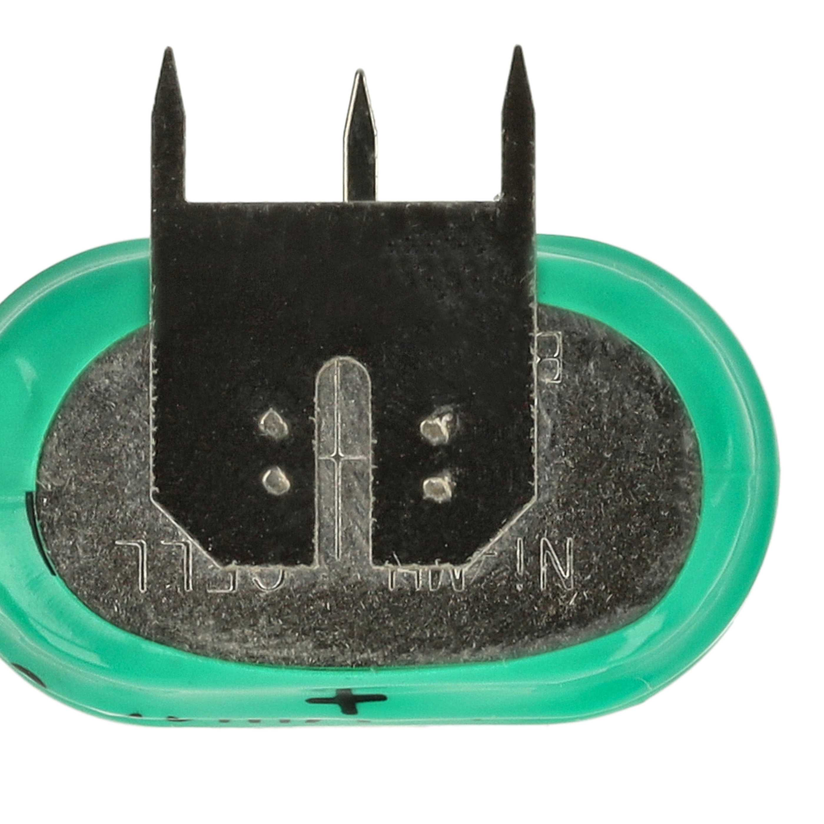 Nahaufnahme einer grünen Batterie mit Metallkontakten und Beschriftung.