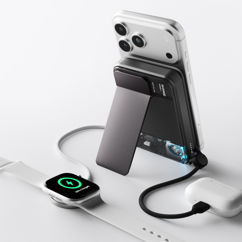 Un iPhone, une Apple Watch et des AirPods se chargent.