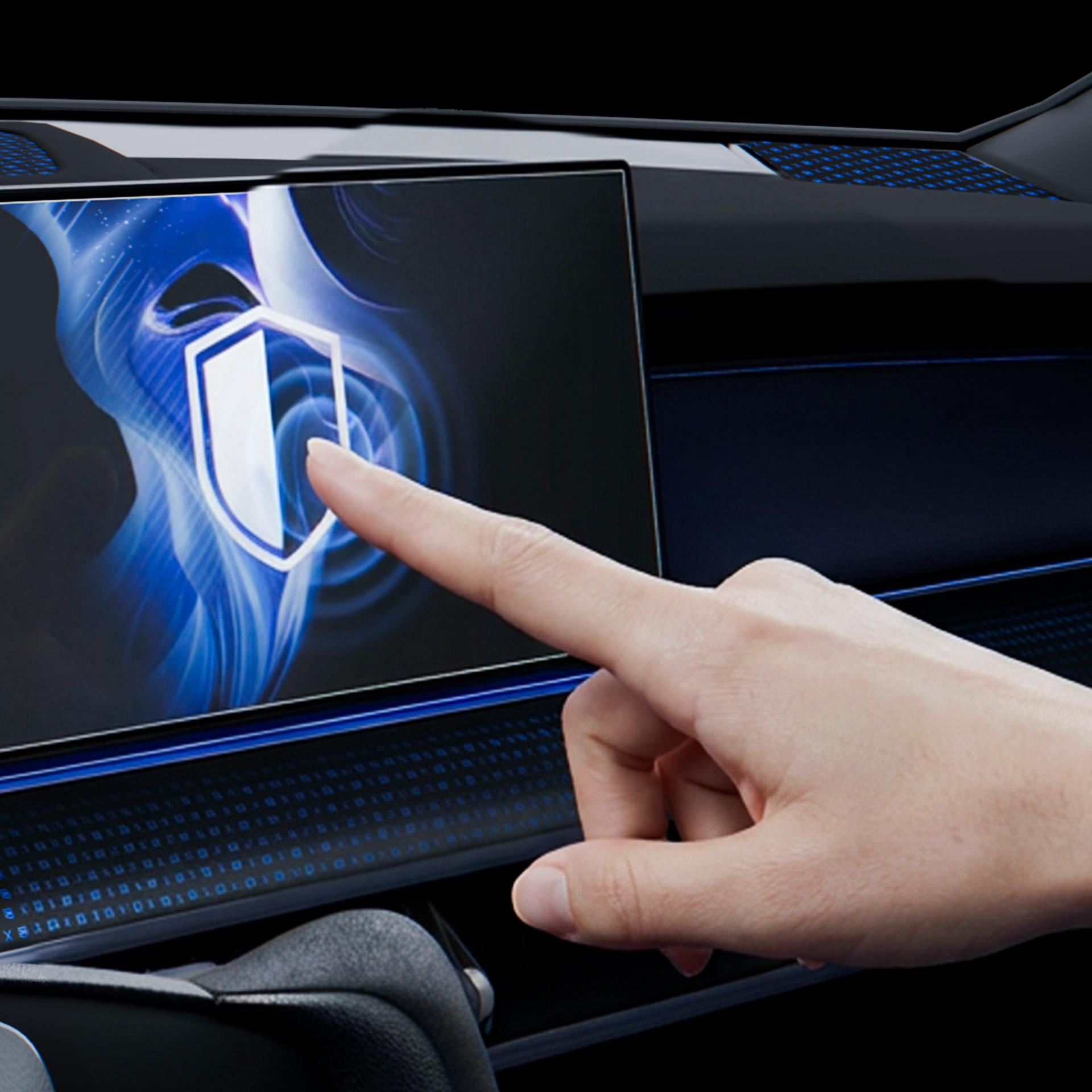 Palec dotyka ekranu dotykowego samochodu z ikoną tarczy i niebieskimi falami.