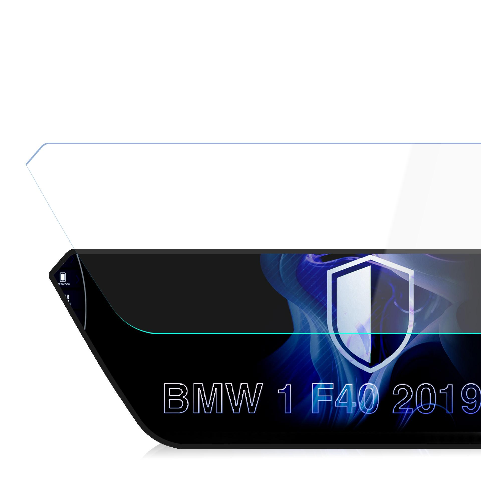 Czarny wyświetlacz z napisem BMW 1 F40 2019 i logo tarczy.