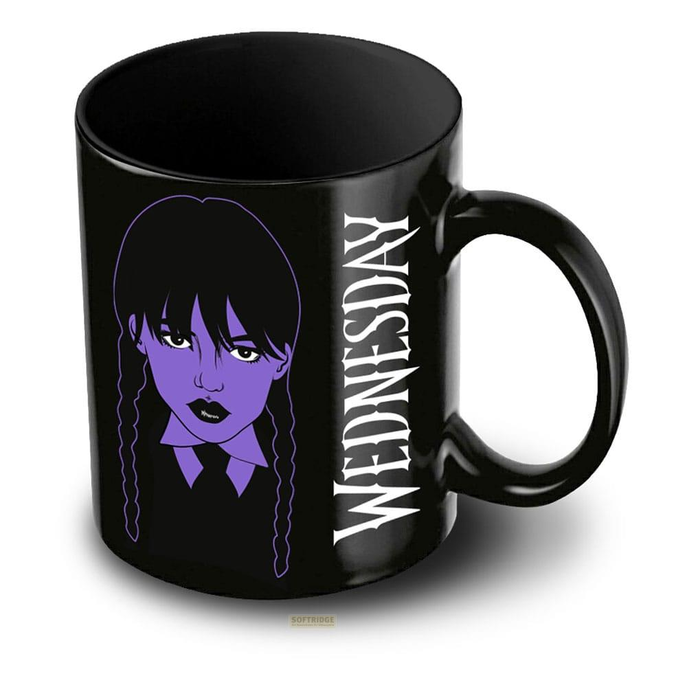 Schwarze Tasse mit lila Bild von Wednesday Addams und dem Wort WEDNESDAY.