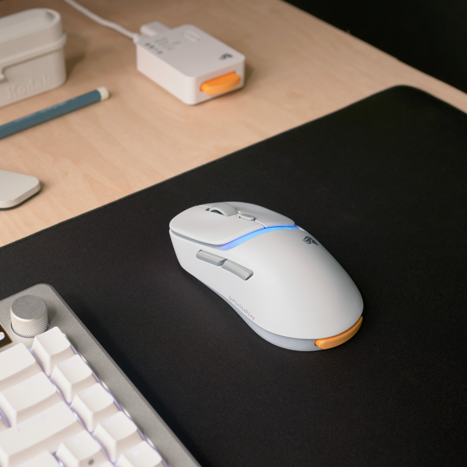 Un mouse da gioco bianco con illuminazione blu è su un tappetino nero.