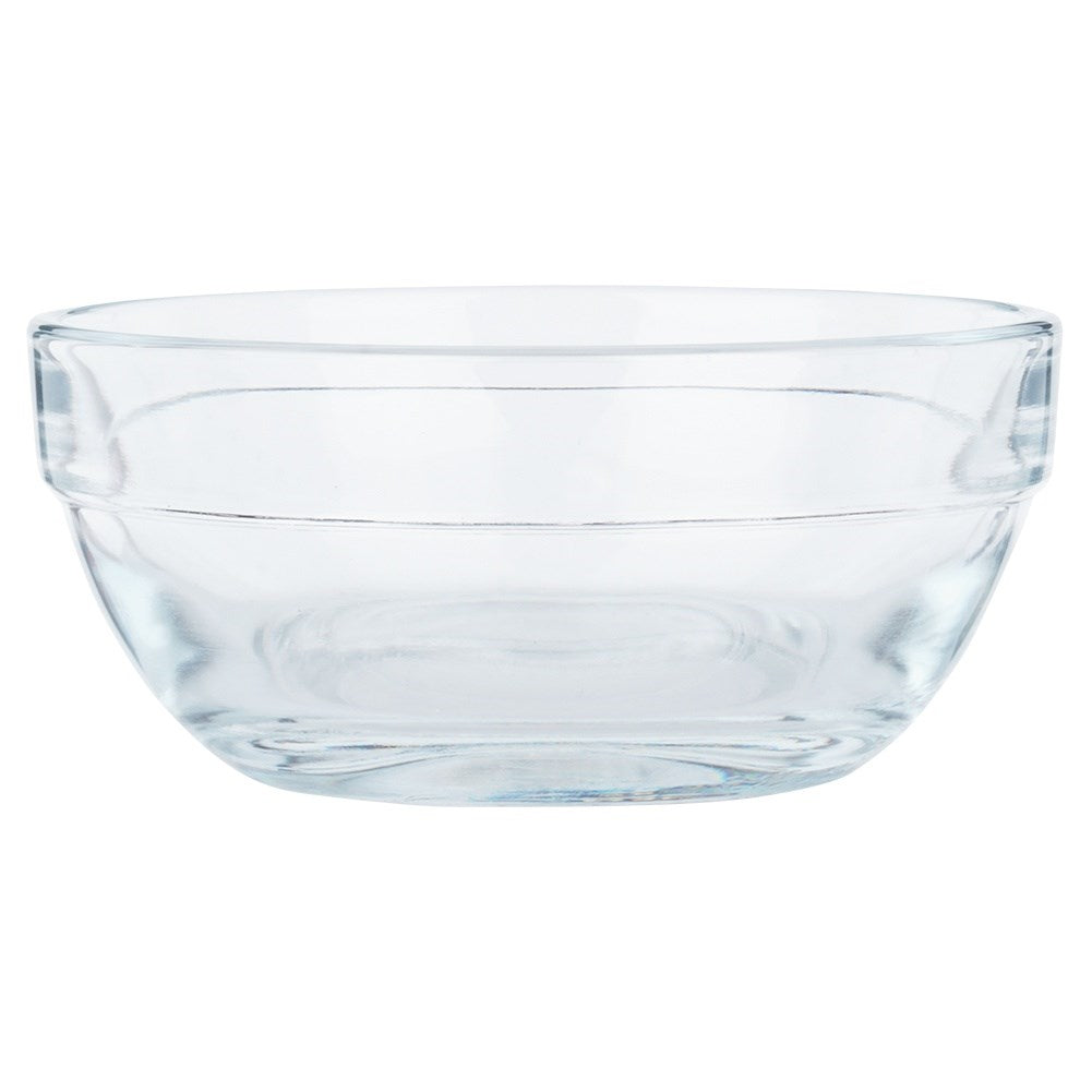 Un cuenco de cristal transparente con lados curvos y borde escalonado.