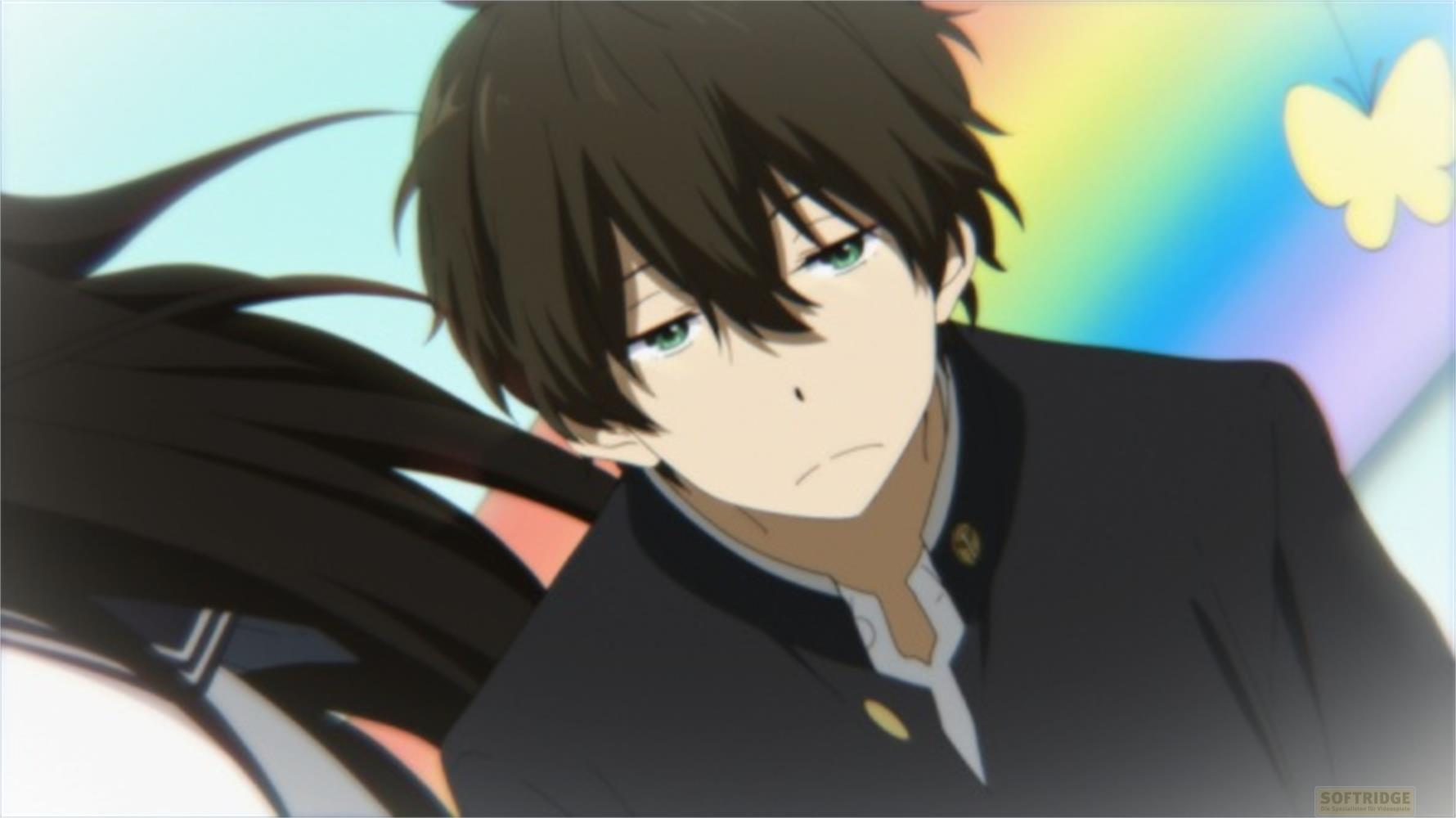 Ragazzo anime con capelli castani e occhi verdi indossa uniforme scolastica. Arcobaleno e farfalla sullo sfondo.