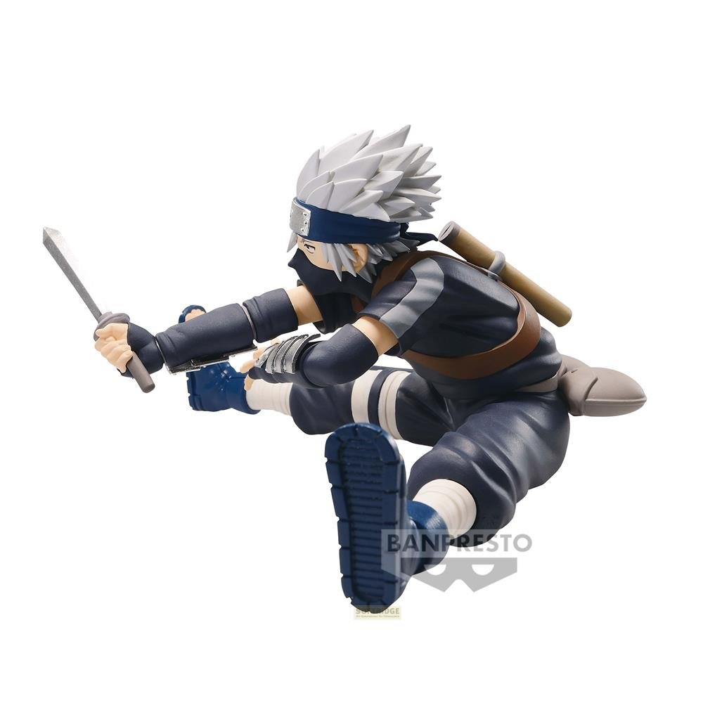 Figura de Kakashi con uniforme azul y espada, en pose de acción sobre fondo blanco.