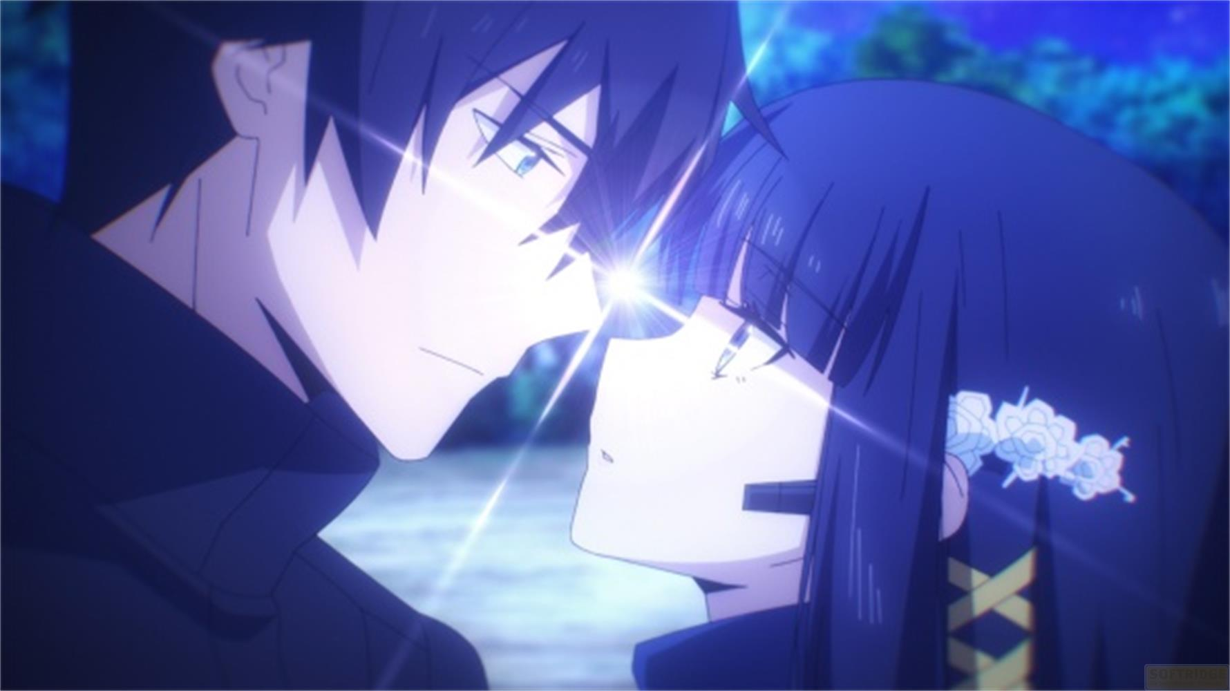 Scena anime: Uomo e donna dai capelli scuri si baciano al chiaro di luna.