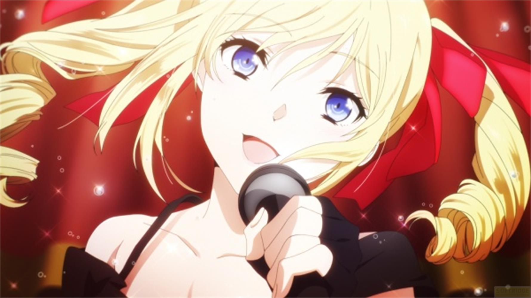 Ragazza anime con codini biondi canta in un microfono su sfondo rosso.