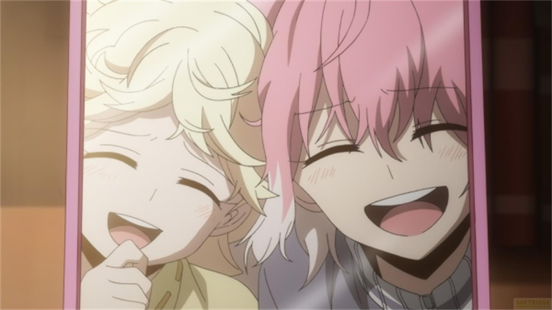 Due ragazze anime, una bionda e una con i capelli rosa, ridono di cuore.