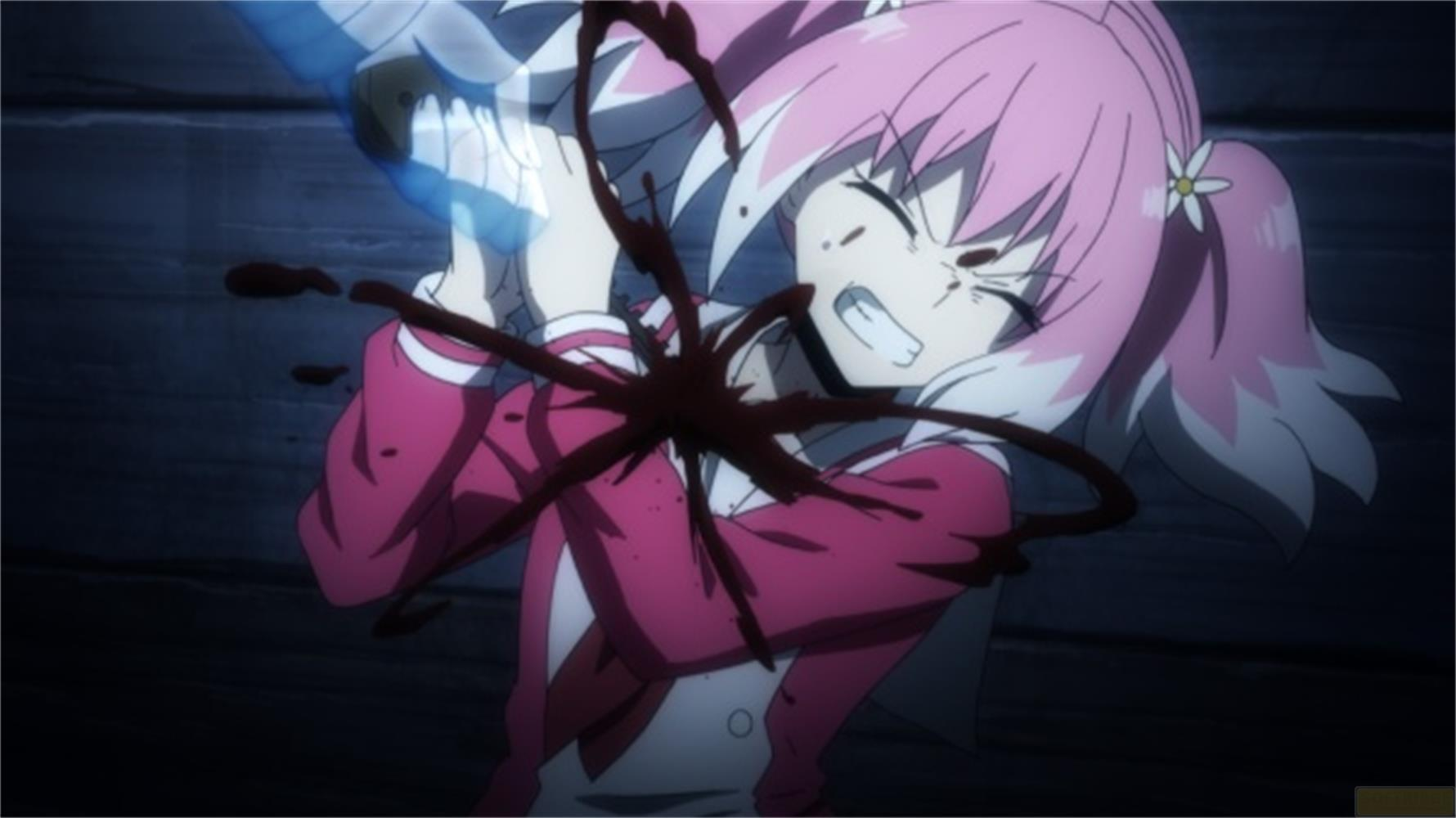 Ragazza anime con capelli rosa, sanguinante e che tiene un'arma.