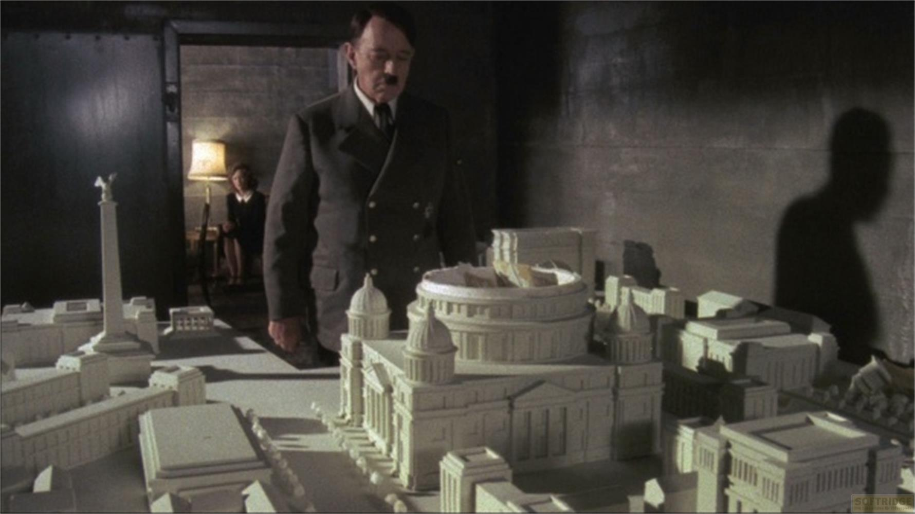 Hitler betrachtet ein Architekturmodell einer Stadt mit einem Gebäude, das dem Kapitol ähnelt.