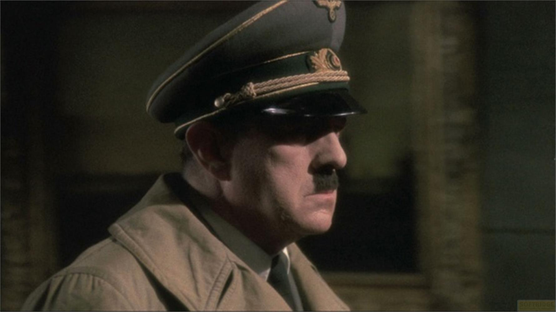 Ein Mann mit Schnurrbart und Uniformmütze im Profil.