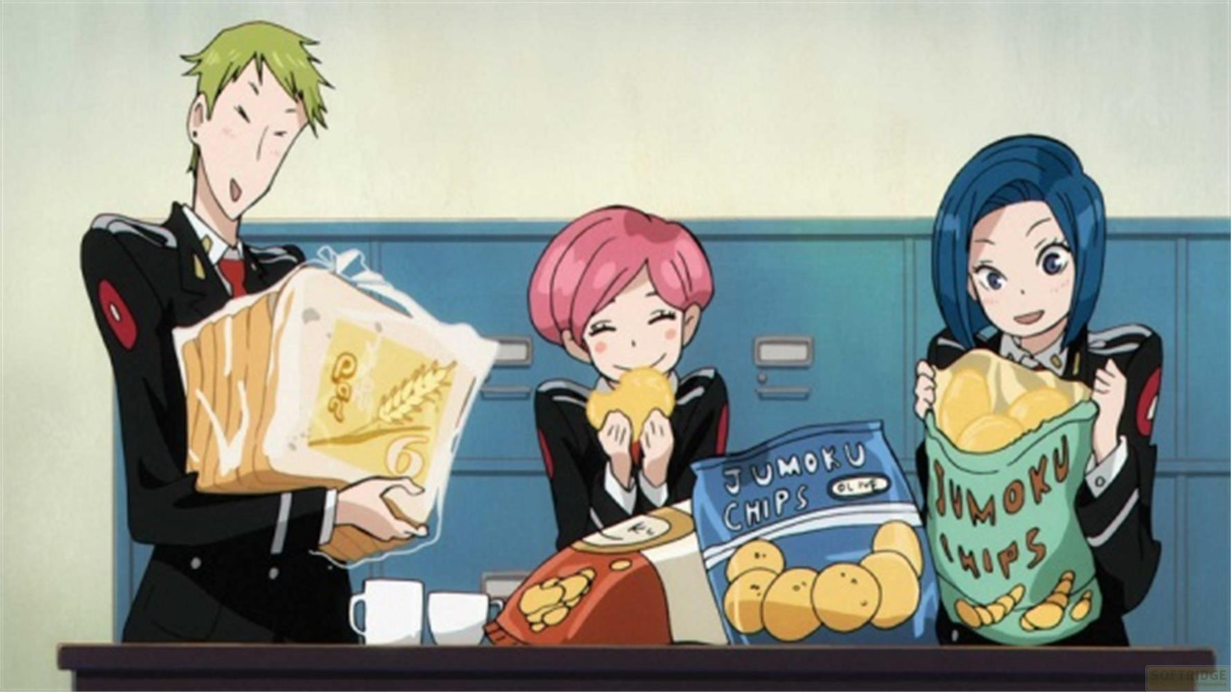 Tre personaggi anime in uniforme tengono cibo. Uno ha il pane, un altro mangia uno snack.