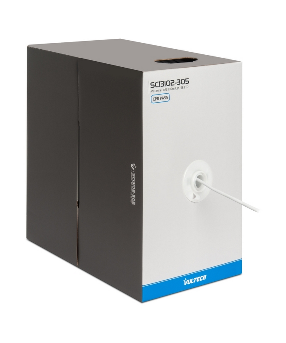 Een witte doos met een kabel die uit een spoel steekt.