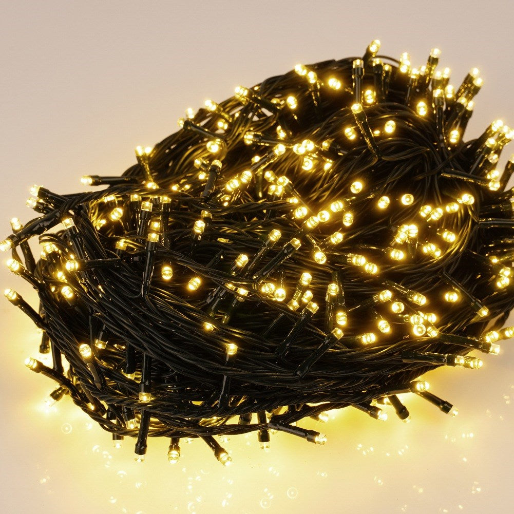 Una cadena de muchas luces LED pequeñas y blanco cálido, enrollada apretadamente.