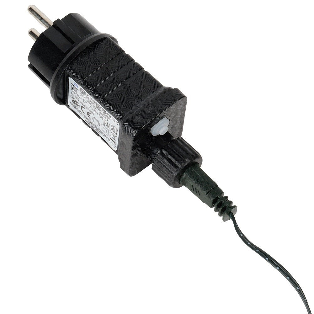 Enchufe de alimentación negro con conexión de cable y marca IP44.