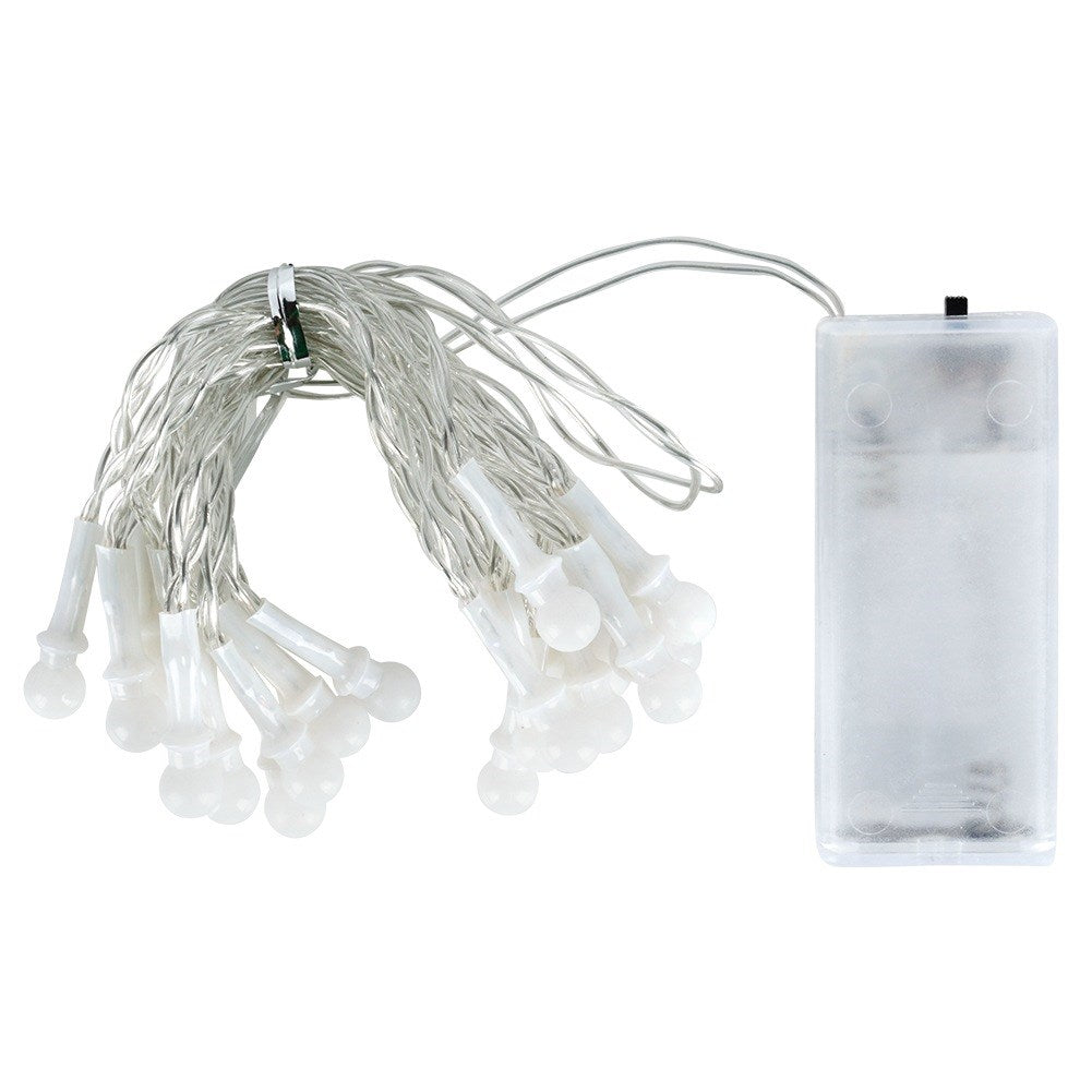 Una cadena de luces de bola blancas conectada a un paquete de baterías transparente.