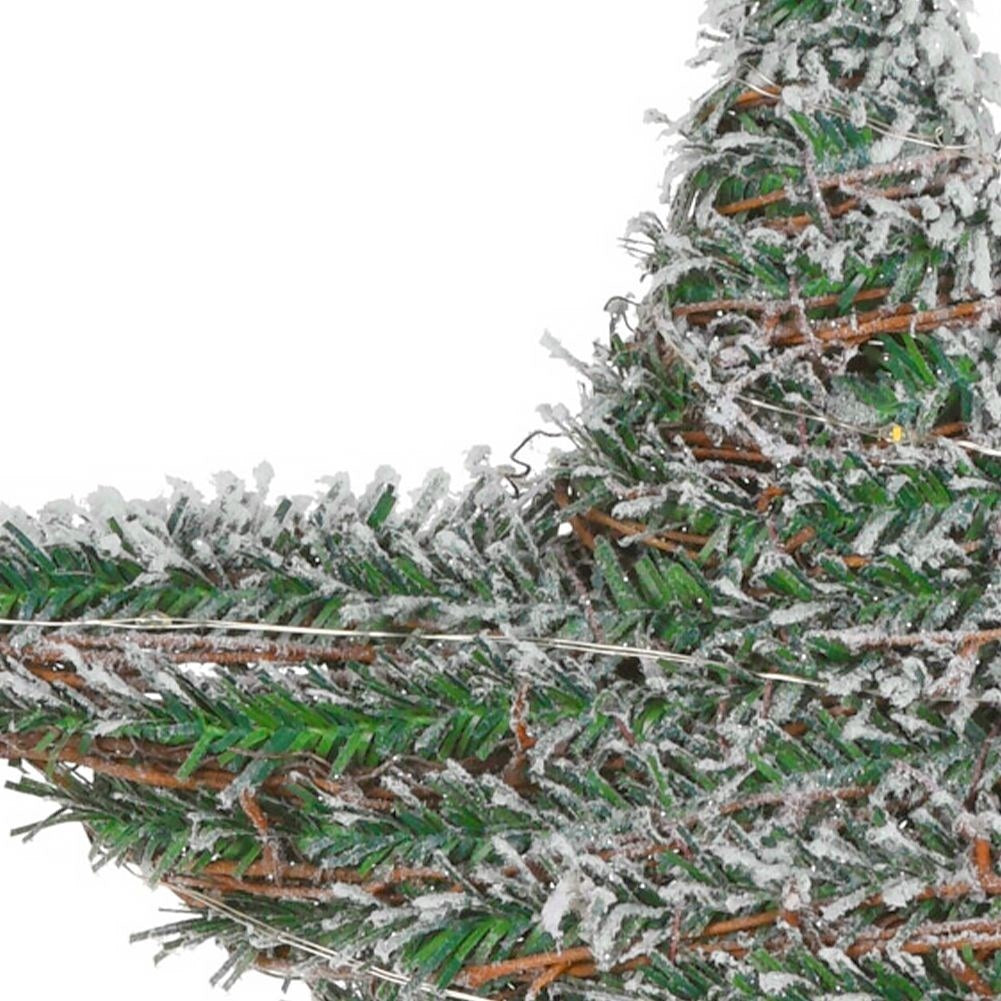 Primer plano de una guirnalda de pino nevada con forma de estrella.