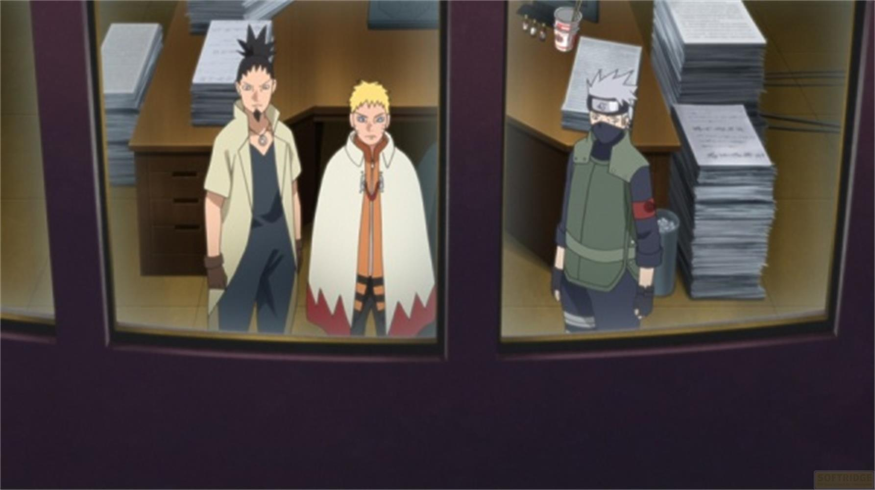 Tre personaggi anime in piedi in un ufficio con pile di carte.