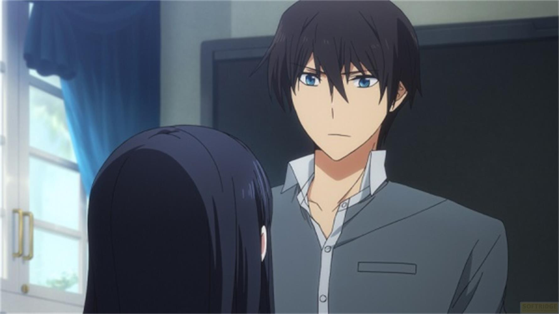 Ragazzo anime con capelli neri e occhi blu sembra serio. Una donna con capelli scuri è in primo piano.