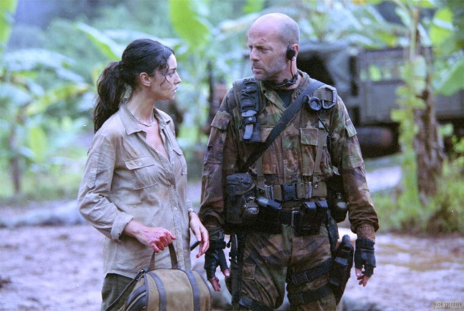 Homme en treillis et femme en kaki dans la jungle. Femme porte un sac.
