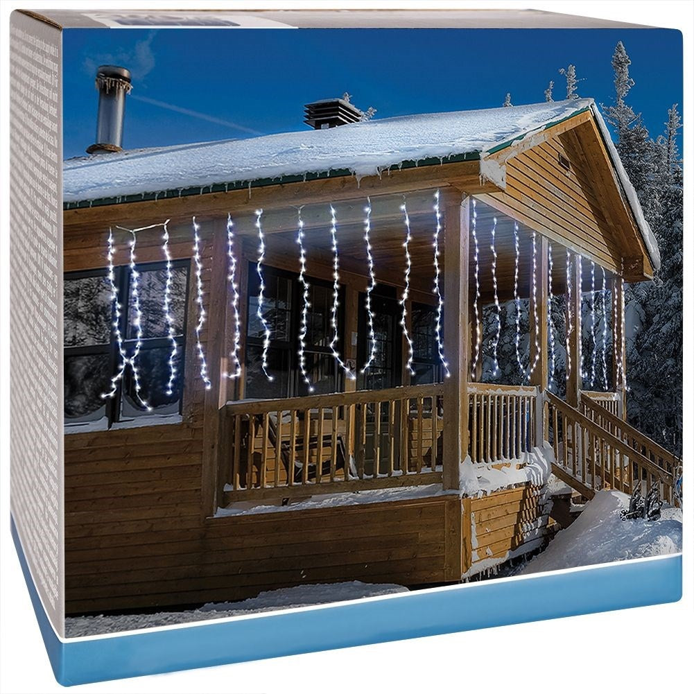 Casa de madera con luces de carámbano blancas en la nieve.