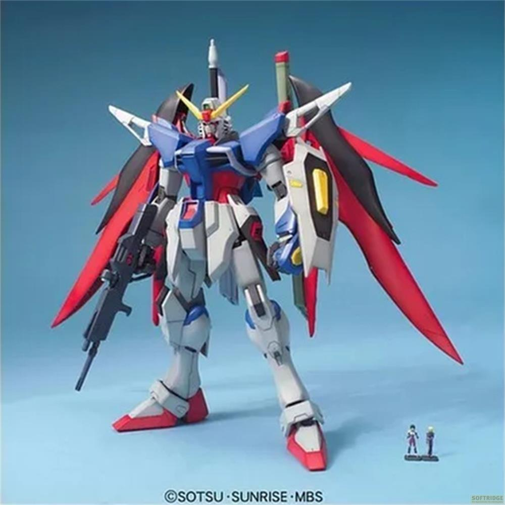 Un robot Gundam colorato con ali e una pistola su sfondo blu.