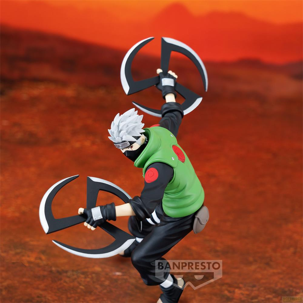 Una figura de Kakashi con shuriken en pose dinámica ante fondo rojo.