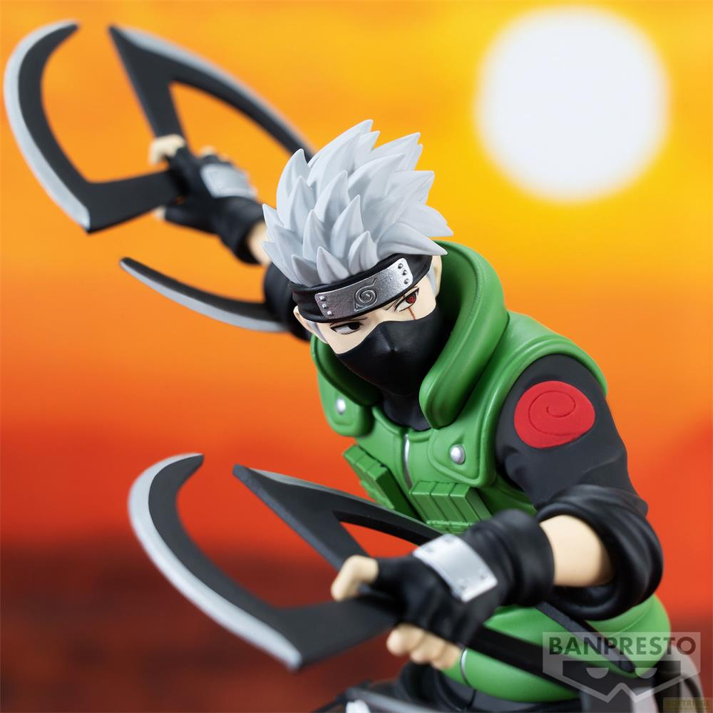 Figura de Kakashi con pelo blanco, máscara, chaleco verde y cuchillas.