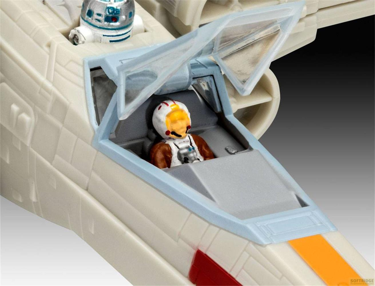 Un chasseur X-wing jouet avec pilote et droïde R2-D2.