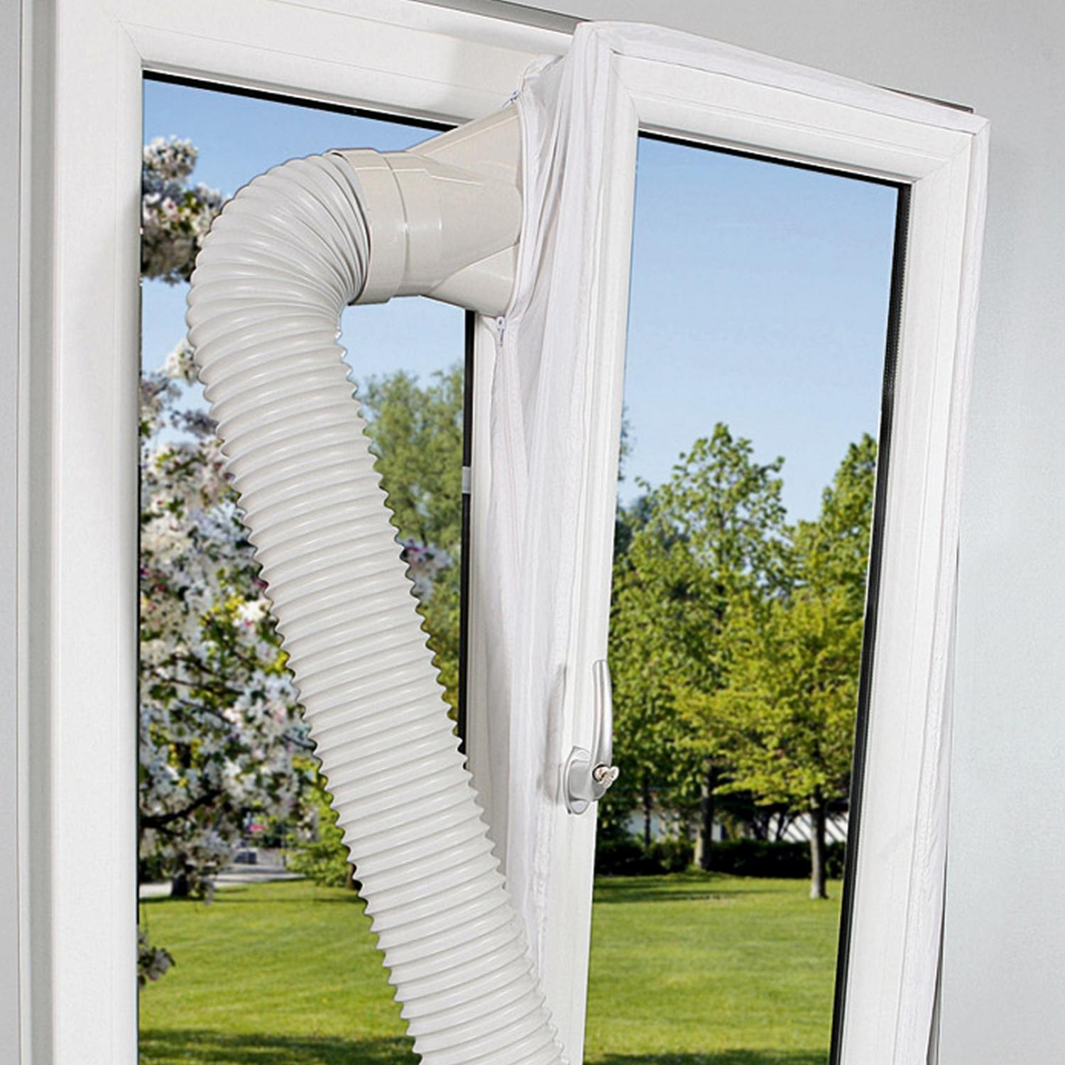 Ein weißer Abluftschlauch für ein Fenster mit einer Weien Abdichtung.