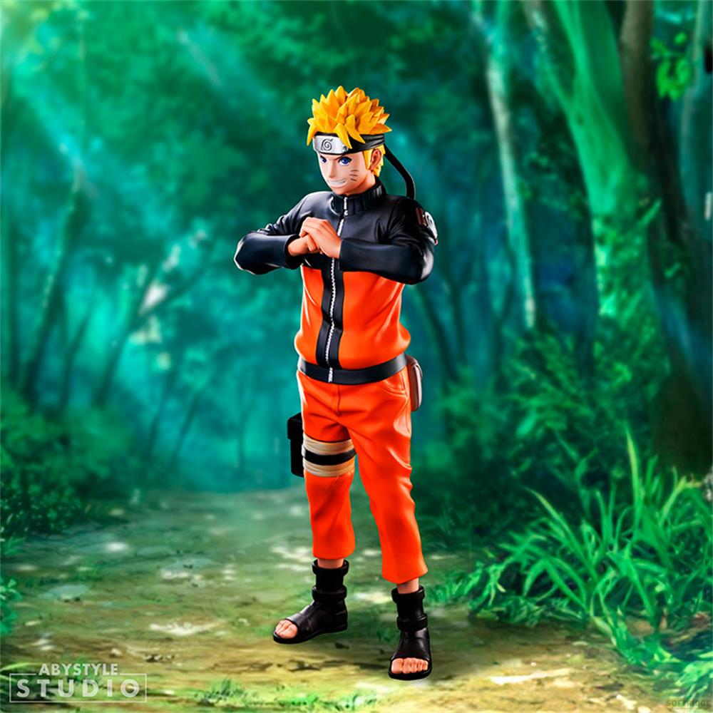 Figura de Naruto con ropa naranja, acentos negros y cinta en la cabeza, en un bosque.