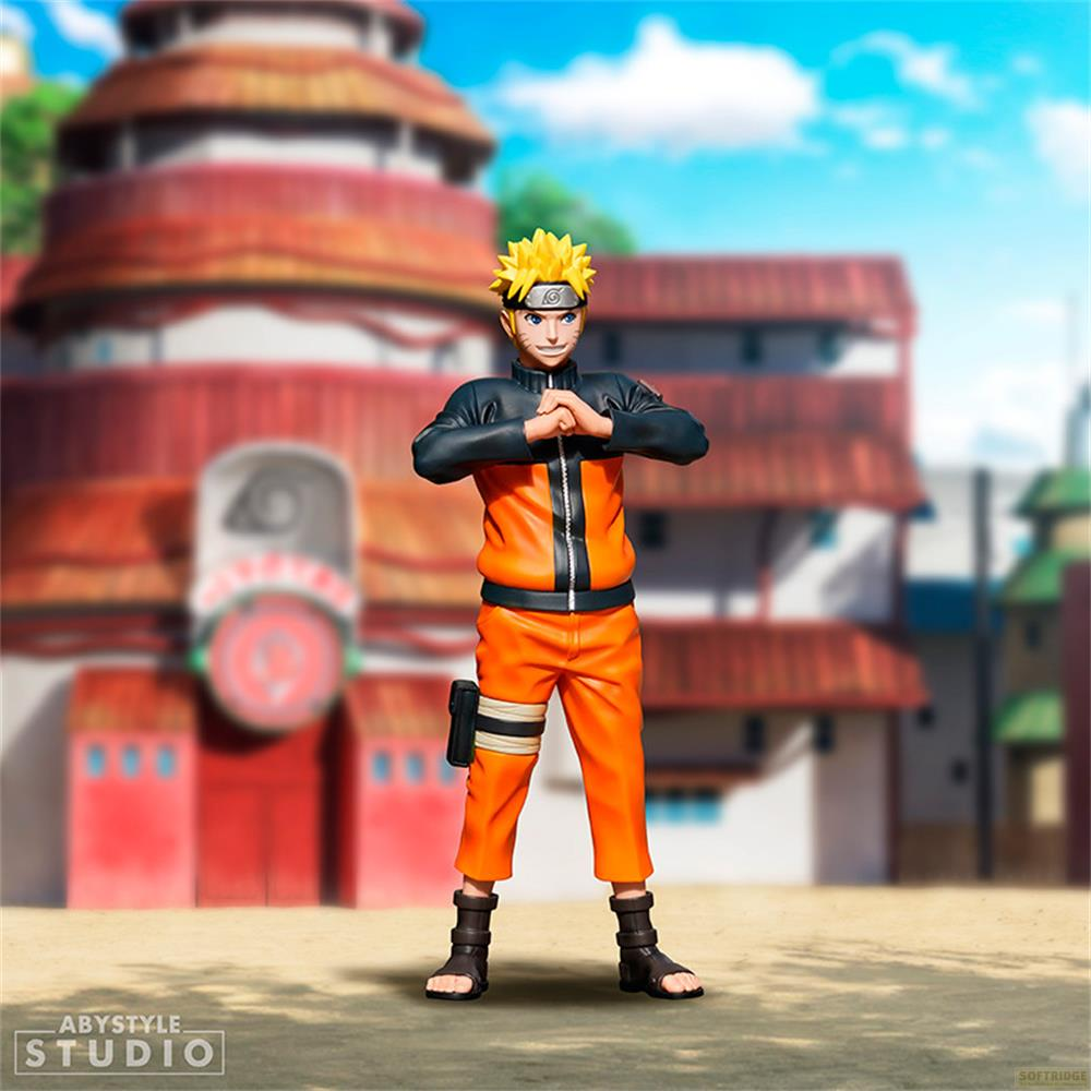 Naruto Uzumaki está de pie con las manos entrelazadas frente a una aldea estilo japonés.