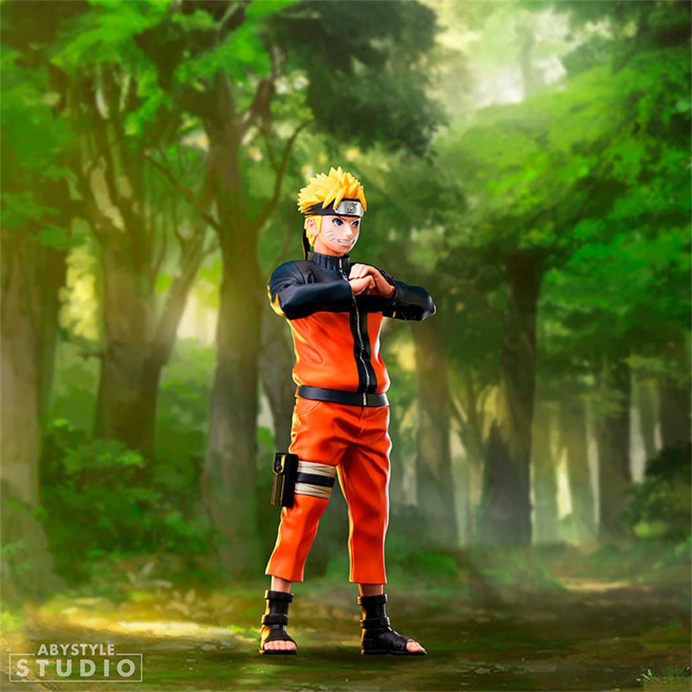 Naruto está en un bosque, viste ropa naranja, con las manos juntas.