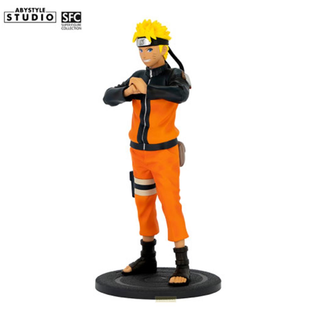 Una figura de Naruto con atuendo naranja y chaqueta negra está de pie sobre una base.